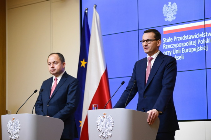 Premier Mateusz Morawiecki (po prawej) i wiceminister spraw zagranicznych Konrad Szymański (po lewej) podczas konferencji prasowej na zakończenie szczytu UE w Brukseli, 29.06.2018 r. (Marcin Kmieciński / PAP)