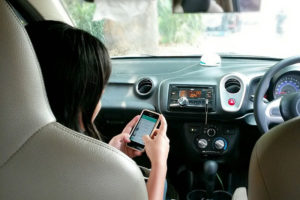 Używanie telefonu komórkowego w czasie jazdy obniża zdolność prawidłowego prowadzenia pojazdu, a przede wszystkim negatywnie wpływa na czas reakcji podczas hamowania, utrzymywanie bezpiecznej odległości i właściwą reakcję na sytuację na drodze (4547 / <a href="https://pixabay.com/pl/kobieta-dziewczyna-d%C5%82o%C5%84-telefon-488327/">Pixabay</a>)