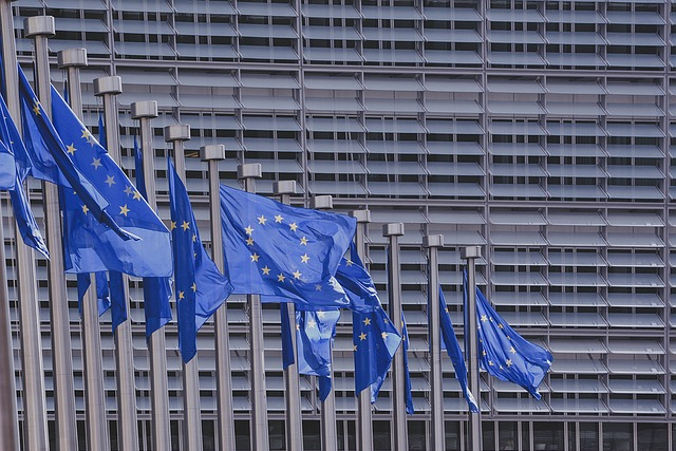 Komisja Europejska uruchomiła procedurę naruszenia prawa unijnego w związku z polską ustawą o Sądzie Najwyższym (Pexels / <a href="https://pixabay.com/pl/niebieski-budynku-dese%C5%84-swoboda-1283011/">Pixabay</a>)