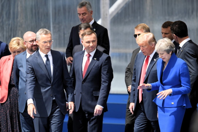 Prezydent Andrzej Duda (czwarty po lewej), prezydent USA Donald Trump (drugi po prawej), premier Wielkiej Brytanii Theresa May (po prawej), sekretarz generalny NATO Jens Stoltenberg (trzeci po lewej) podczas szczytu NATO w Brukseli, Belgia, 11.07.2018 r. (Radek Pietruszka / PAP)