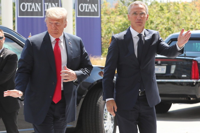 Prezydent USA Donald J. Trump (po lewej) przybywa na szczyt NATO, wita go sekretarz generalny NATO Jens Stoltenberg (po prawej), Bruksela, Belgia, 11.07.2018 r. (OLIVIER HOSLET/PAP/EPA)