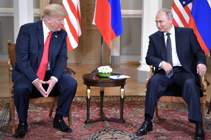 Prezydent USA Donald J. Trump (po lewej) i prezydent Rosji Władimir Putin (po prawej) podczas spotkania w Pałacu Prezydenckim w Helsinkach, Finlandia, 16.07.2018 r. (ALEXEY NIKOLSKY/SPUTNIK/KREMLIN/PAP/EPA)