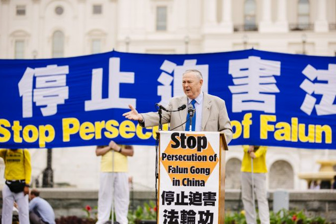 Członek Izby Reprezentantów Dana Rohrabacher (republikanin z Kalifornii) na wiecu, w którym uczestniczyło 5000 praktykujących Falun Gong, wezwał do zaprzestania prześladowań Falun Gong w Chinach. Waszyngton, 20.06.2018 r. (Edward Dai / The Epoch Times)