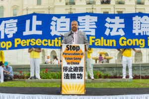 Członek Izby Reprezentantów Donald Payne Jr. (demokrata z New Jersey) przemawia na wiecu, wzywając do zakończenia prześladowań Falun Gong w Chinach. Capitol Hill, Waszyngton, 20.06.2018 r. (The Epoch Times)