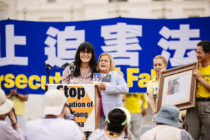 Członek Izby Reprezentantów Ileana Ros-Lehtinen (republikanka z Florydy, druga po lewej) odbiera zdjęcia od praktykujących, w uznaniu jej wieloletniego poparcia dla Falun Gong, na wiecu wzywającym do zakończenia prześladowań Falun Gong w Chinach. Capitol Hill, Waszyngton, 20.06.2018 r. (Edward Dye / The Epoch Times)