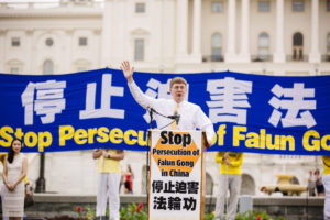 Członek Izby Reprezentantów Keith Rothfus (republikanin z Pensylwanii) wzywa do zakończenia prześladowań Falun Gong w Chinach. Capitol Hill, 20.06.2018 r. (Edward Dye / The Epoch Times)