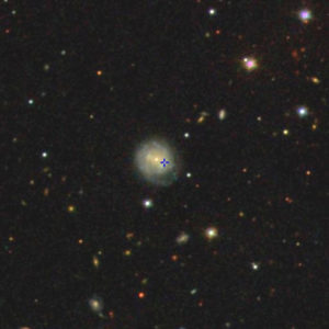  Zdjęcie kontekstowe. Możliwe położenie AT2018cow, zbiegające się z galaktyką CGCG 137-068 w konstelacji Herkulesa (By <a href="http://skyserver.sdss.org/dr14/en/tools/chart/navi.aspx?opt=G&ra=244.000927647&dec=22.2680094118&scale=0.1981">Sloan Digital Sky Survey</a>, CC BY 4.0 / <a href="https://commons.wikimedia.org/w/index.php?curid=70294359">Wikimedia</a>)