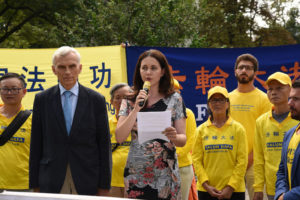 Posłowie Kornelia Wróblewska z Nowoczesnej (pośrodku) i Marcin Święcicki z PO (drugi z lewej) przyłączyli się do pokojowego apelu pod Sejmem RP w przeddzień 19. rocznicy rozpoczęcia prześladowań Falun Gong w Chinach, Warszawa, 19.07.2018 r. (The Epoch Times)
