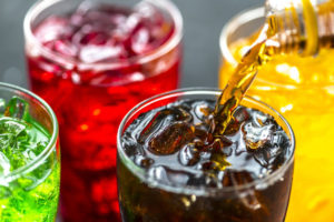 Grupa ekspertów w dziedzinie odżywiania, lekarzy oraz naukowców, odradza regularne, długotrwałe spożywanie napojów dietetycznych, zwłaszcza przez dzieci (rawpixel / <a href="https://pixabay.com/pl/tle-nap%C3%B3j-gazowana-cola-zimno-3470205/">Pixabay</a>)