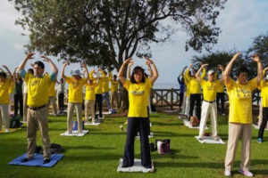 Jednym z czterech stojących ćwiczeń w praktyce Falun Gong jest spokojna medytacja. Praktykujący Falun Gong wykonują ćwiczenia na plaży w Santa Monica, 15.10.2015 r.<br/>(Cat Rooney / The Epoch Times)