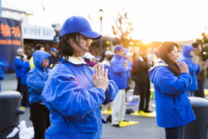 Praktykujący Falun Gong wykonują ćwiczenia w pobliżu chińskiego konsulatu w Nowym Jorku<br/>(Samira Bouaou / The Epoch Times)