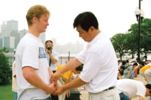 Mistrz Li Hongzhi, założyciel praktyki medytacyjnej Falun Gong, koryguje ruchy uczniów podczas wykonywania jednego z ćwiczeń, Chicago, przed 20.07.1999 r. (Minghui.org)