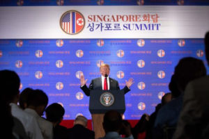 Prezydent <a href="https://www.theepochtimes.com/t-donald-trump">Donald Trump</a> w trakcie konferencji prasowej, która odbyła się bezpośrednio po szczycie z przywódcą Korei Płn. <a href="https://www.theepochtimes.com/t-kim-jong-un">Kim Dzong Unem</a> na wyspie Sentosa w Singapurze, 12.06.2018 r. (Samira Bouaou / The Epoch Times)