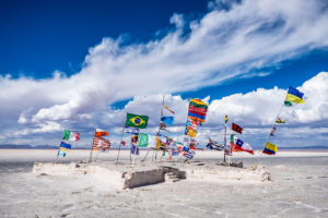 Salar de Uyuni w Boliwii, czyli największa na Ziemi pustynia solna, jest pamiątką po wyschniętym słonym jeziorze (mailanmaik / <a href="https://pixabay.com/pl/salar-de-uyuni-boliwia-flagi-2494518/">Pixabay</a>)