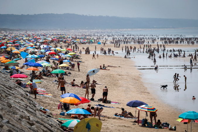 Odpoczywający cieszą się słońcem i morzem na plaży Caparica niedaleko Lizbony, Portugalia, 4.08.2018 r. Portugalski Instytut Morza i Atmosfery (IPMA) ostrzega, że maksymalne temperatury będą „znacznie powyżej normalnych wartości”, prawie 45 st. C (RODRIGO ANTUNES/PAP/EPA)