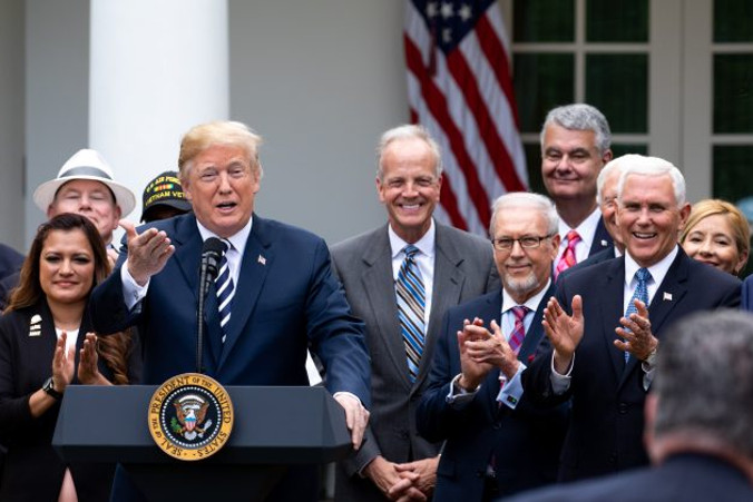 Prezydent Donald Trump na uroczystości podpisania ustawy o pomocy społecznej dla weteranów wojennych, S. 2372 – VA Mission Act of 2018, w Ogrodzie Różanym w Białym Domu (Samira Bouaou / The Epoch Times)
