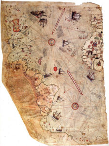 Mapa świata autorstwa osmańskiego admirała Piri Reisa, sporządzona w 1513 r. Tylko połowa oryginalnej mapy przetrwała i znajduje się w muzeum pałacu Topkapı w Stambule. Mapa syntetyzuje informacje z dwudziestu map, w tym mapy Nowego Świata sporządzonej przez Krzysztofa Kolumba (Piri Reis – Library of Topkapı Palace Museum, No. H 1824 Bilkent University (lo res), erisi.com<br /> (hi res) / <a href="https://commons.wikimedia.org/w/index.php?curid=345064">domena publiczna</a>)