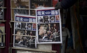 Chińskie czasopismo z prezydentem elektem USA Donaldem Trumpem na okładce leżące na stoisku z gazetami w Szanghaju, 14.12.2016 r. Nagłówek na okładce informuje: „Nowi bohaterowie zaprowadzają nowe porządki i świat zmienia się dzięki nim” (Johannes Eisele/AFP/Getty Images)