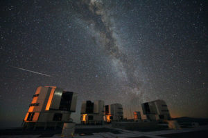 Perseidy widziane ponad VLT (ang. Very Large Telescope), czyli należącym do Europejskiego Obserwatorium Południowego (ESO) zespołem 4 teleskopów na pustyni Atakama w Chile (<a href="http://www.eso.org/public/images/potw1033a">ESO/S. Guisard</a>, <a href="https://creativecommons.org/licenses/by/4.0/">CC BY 4.0</a> / <a href="https://commons.wikimedia.org/w/index.php?curid=11212868">Wikimedia</a>)