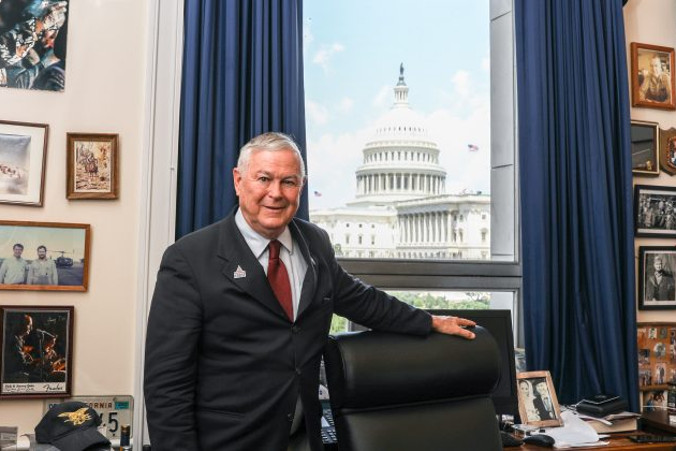Członek Izby Reprezentantów Dana Rohrabacher (republikanin z Kalifornii) pozuje do zdjęcia w swoim biurze w Rayburn House Office Building, Waszyngton, 26.07.2018 r. (Samira Bouaou / The Epoch Times)