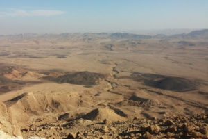 Na zdjęciu ilustracyjnym fragment krajobrazu pustyni Negew w Izraelu (CSalem / <a href="https://pixabay.com/pl/pustynia-krater-negev-izrael-542171/">Pixabay</a>)