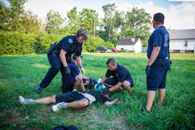 Miejscowa policja i ratownicy medyczni podają bloker opioidów Narcan, aby uratować człowieka, który przedawkował, Drexel, dzielnica Dayton w stanie Ohio, 3.08.2017 r. (Benjamin Chasteen / The Epoch Times)