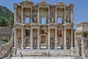 Fasada biblioteki Celsusa w Efezie, w pobliżu miasta Selçuk w zachodniej Turcji (Benh LIEU SONG – praca własna, CC BY-SA 3.0 / <a href="https://commons.wikimedia.org/w/index.php?curid=15578063 ">Wikimedia</a>)