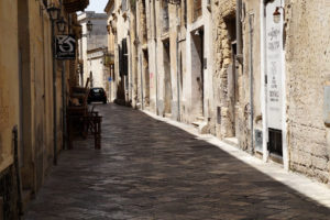 Uliczka w mieście Lecce w Apulii. Uggiano la Chiesa, gdzie udali się turyści, znajduje się ok. 45 km na południowy wschód od Lecce (tomek999 / <a href="https://pixabay.com/pl/lecce-apulia-w%C5%82ochy-puglia-italia-3286570/">Pixabay</a>)