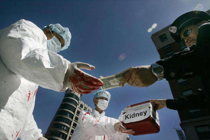 Chińscy działacze w udramatyzowany sposób przedstawiają nielegalny akt zapłaty za ludzkie organy, w trakcie protestu w Waszyngtonie, 19.04.2006 r. (Jim Watson/AFP/Getty Images)