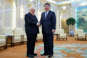 Głowa chińskiego państwa Xi Jinping (po prawej) podaje rękę byłemu sekretarzowi stanu Henry’emu Kissingerowi, 17.03.2015 r., w Wielkiej Hali Ludowej, w Pekinie, Chiny. Kissinger, odkąd przyczynił się do otwarcia Chin na Stany Zjednoczone w 1972 r., stał się jednym z czołowych zwolenników zainteresowania Chin (Feng Li – Pool / Getty Images)