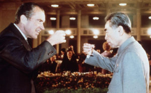 Prezydent USA Richard Nixon (po lewej) wznosi toast z chińskim premierem Zhou Enlaiem (po prawej) w lutym 1972 r. w Pekinie, podczas oficjalnej wizyty w Chinach (AFP / Getty Images)