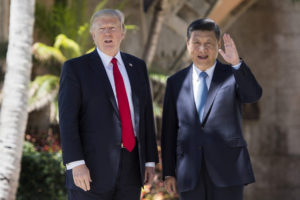 Głowa chińskiego państwa Xi Jinping (po prawej) pozdrawia dziennikarzy podczas spaceru z prezydentem USA Donaldem Trumpem w posiadłości Mar-a-Lago w West Palm Beach na Florydzie, 7.04.2017 r. (JIM WATSON/AFP/Getty Images)