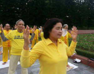 Autorka (z przodu) wykonuje jedno ze stojących ćwiczeń medytacyjnych Falun Dafa<br/>(dzięki uprzejmości Nguyen Thi Nhung)
