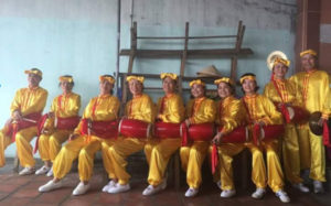 Autorka (czwarta od prawej) i inni praktykujący Falun Dafa należący do zespołu grającego na tradycyjnych chińskich bębnach (dzięki uprzejmości Nguyen Thi Nhung)