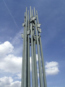 Pomnik Grunwaldzki – maszty wyobrażają sztandary wojsk biorących udział w bitwie (Rimantas Lazdynas – praca własna / <a href="https://commons.wikimedia.org/w/index.php?curid=4476221">domena publiczna</a>)