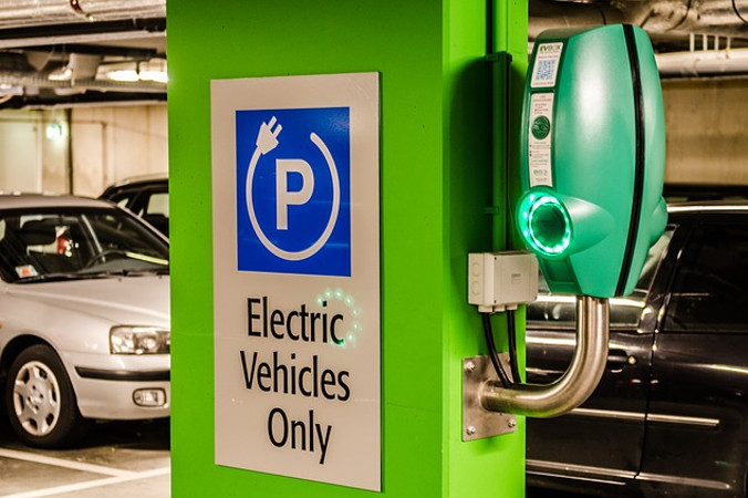 Według NIK przepisy Ustawy o elektromobilności i paliwach alternatywnych, pozwalające ustanawiać strefy czystego transportu, są o wiele bardziej radykalne niż rozwiązania stosowane w innych krajach europejskich, nie do wdrożenia (stanvpetersen / <a href="https://pixabay.com/pl/elektryczne-parking-pojazdu-2778403/">Pixabay</a>)