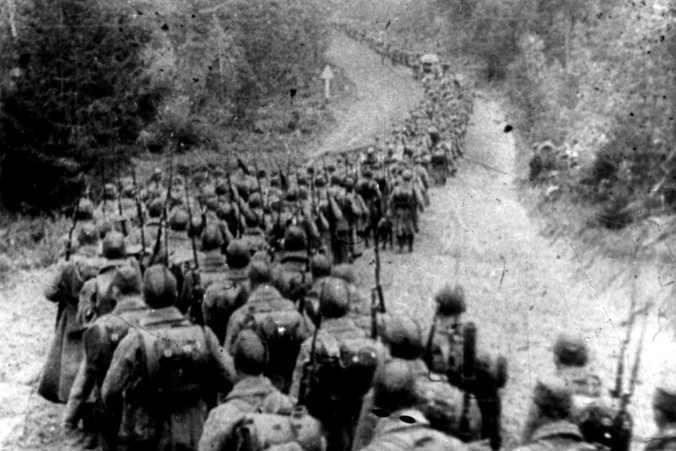 Żołnierze sowieccy wkraczający do Polski, 1939 r. (<a href="http://karski.muzhp.pl/wojna_17_wrzesnia.html">anonymous</a> / <a href="https://commons.wikimedia.org/w/index.php?curid=1398870">domena publiczna</a>)