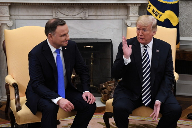 Prezydent RP Andrzej Duda (po lewej) i prezydent Stanów Zjednoczonych Ameryki Donald Trump (po prawej) podczas spotkania w Białym Domu, Waszyngton, 18.09.2018 r. (Radek Pietruszka / PAP)
