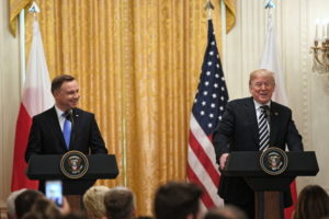 Prezydent RP Andrzej Duda (po lewej) i prezydent USA Donald Trump (po prawej) podczas konferencji prasowej po spotkaniu w Białym Domu, Waszyngton, 18.09.2018 r. (Radek Pietruszka / PAP)