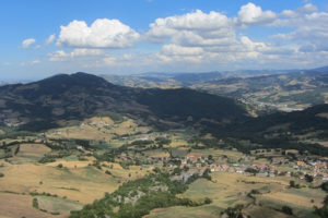 Krajobraz Emilii-Romanii we Włoszech – regionu, w którym znajduje się Piacenza (Triangular / <a href="https://pixabay.com/pl/w%C5%82ochy-widok-emilia-romania-g%C3%B3ra-538109/">Pixabay</a>)