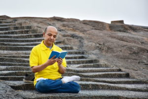 Bhalla czyta „Zhuan Falun”, główną książkę Falun Dafa (Veeresh M. Honnihal)