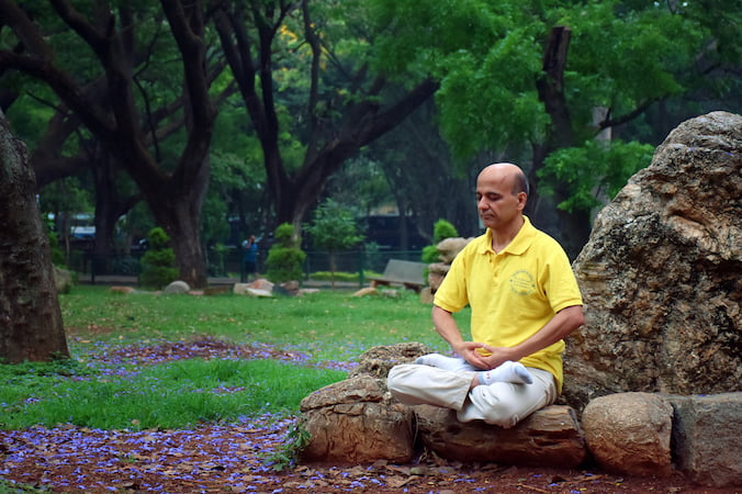 Bhalla wykonuje piąte ćwiczenie medytacyjne Falun Dafa w Cubbon Park, w Bangalore (Veeresh M. Honnihal)