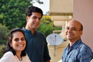 Sanjiv Bhalla (z prawej), programista z Bangalore, wraz z żoną i synem (Veeresh M. Honnihal)
