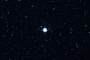 Obraz Digitized Sky Survey przedstawia najstarszą znaną gwiazdę o ściśle określonym wieku w naszej galaktyce. Bardzo stara gwiazda, skatalogowana jako HD 140283, leży w odległości ponad 190 lat świetlnych. Kosmiczny Teleskop Hubble’a NASA / ESA został wykorzystany do zawężenia niepewności pomiaru odległości gwiazdy, co pomogło udoskonalić obliczenia wieku gwiazdy, wynoszącego 14,5 mld lat ± 800 mln lat<br/>(ESA/Hubble, CC BY 4.0 / <a href="https://commons.wikimedia.org/w/index.php?curid=25275489 ">Wikimedia</a>)