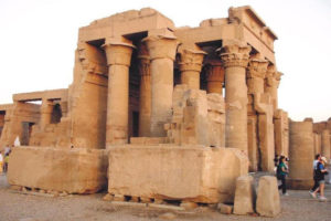 Niewielki sfinks z piaskowca był ukryty w egipskiej świątyni przez wiele setek lat