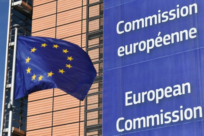 Urzędnicy w Brukseli również mają duże wątpliwości co do kwestii bezpieczeństwa związanych z urządzeniami Huawei. Na zdjęciu flaga Unii Europejskiej przy siedzibie Komisji Europejskiej w Brukseli, 14.03.2018 r. (Emmanuel Dunand/AFP/Getty Images)
