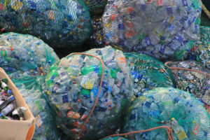 Pływające urządzenie fundacji The Ocean Cleanup ma pomóc oczyścić oceany z plastikowych odpadów. Na zdjęciu zebrane śmieci z tworzyw sztucznych (mauriceangres / <a href="https://pixabay.com/pl/z-tworzyw-sztucznych-butelek-%C5%9Bmieci-631625/">Pixabay</a>)