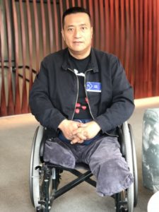 Fang Zheng (55 lat), którego nogi zmiażdżył czołg podczas masakry na placu Tiananmen w 1989 r., przygotowuje się do przemówienia na Oslo Freedom Forum w Nowym Jorku, 17.09.2018 r. (Bowen Xiao / The Epoch Times)