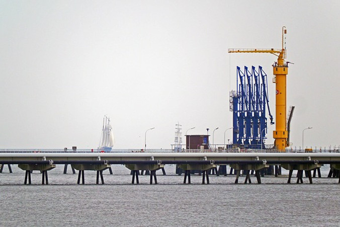 Baltic Pipe to strategiczny projekt infrastrukturalny mający na celu utworzenie nowego korytarza dostaw gazu na rynku europejskim. Zdjęcie ilustracyjne (hpgruesen / <a href="https://pixabay.com/pl/portu-ropy-naftowej-morze-bridge-1785693/">Pixabay</a>)