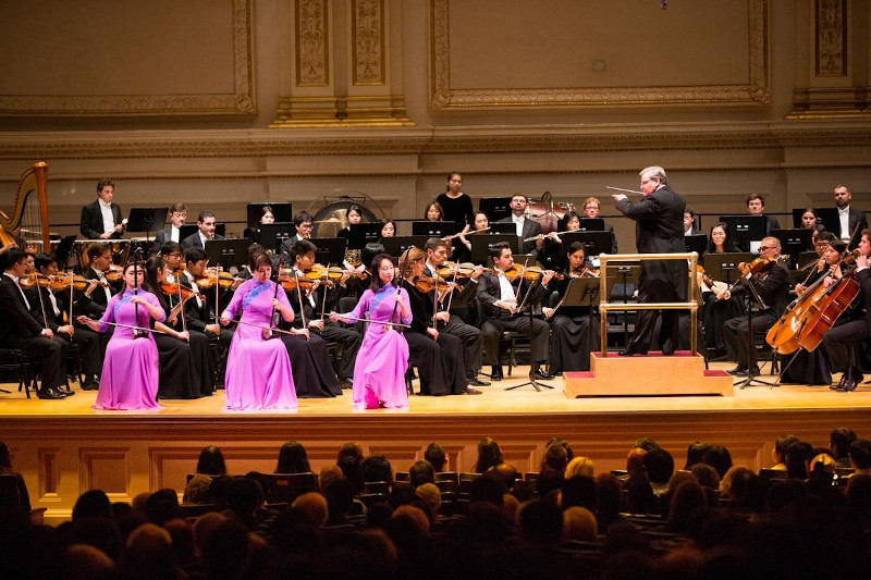 Muzyka Shen Yun kładzie nacisk na duchowość, która jest często zaniedbywaną częścią naszego zdrowia. Na zdjęciu Orkiestra Symfoniczna Shen Yun w Carnegie Hall, 14.10.2017 r. Dai Bing / The Epoch Times)